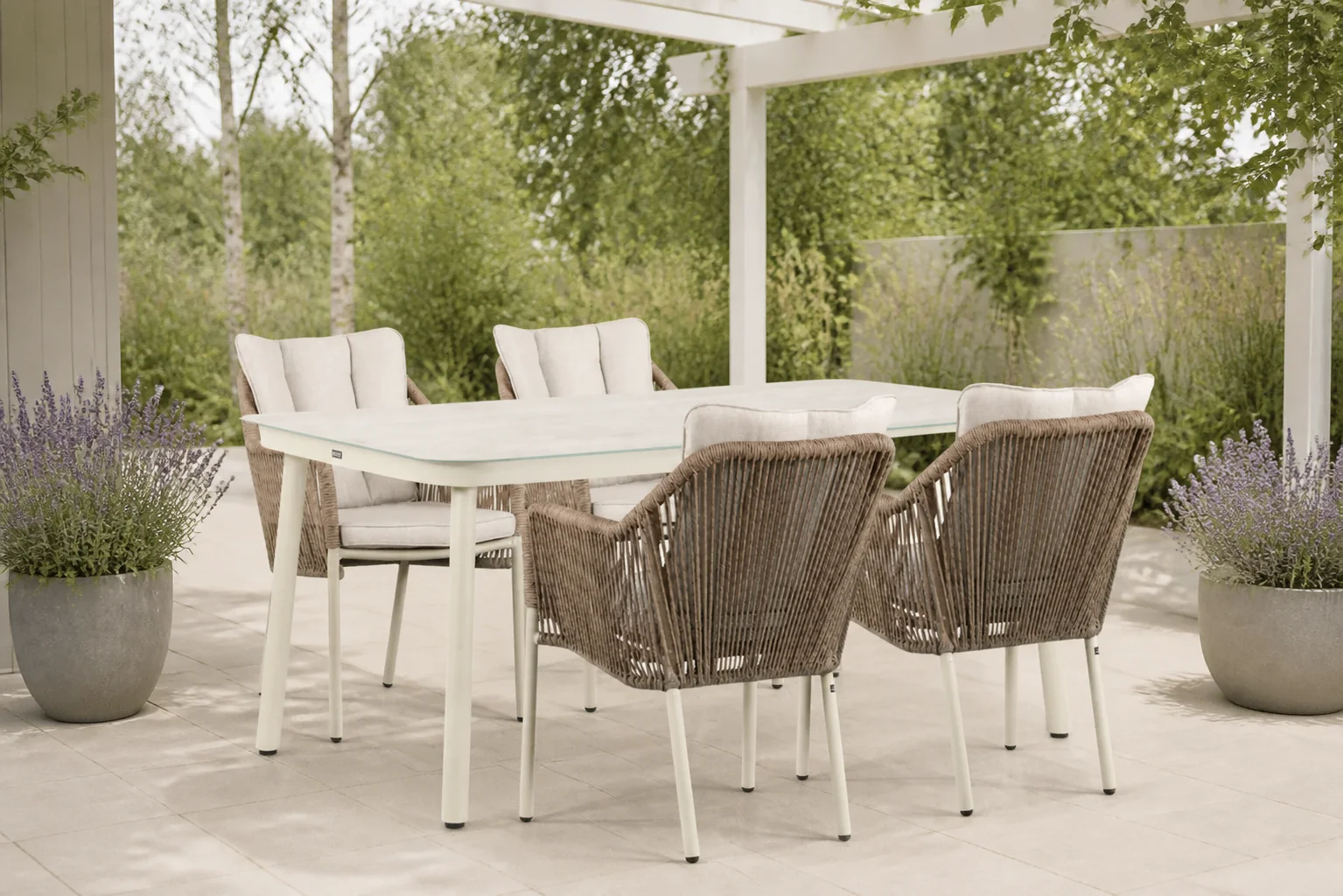 Sfeerfoto van De Laan Projects Lifestyle Marbella/Tavano 160 cm dining tuinset 5-delig – Taupe-naturel-bruin
