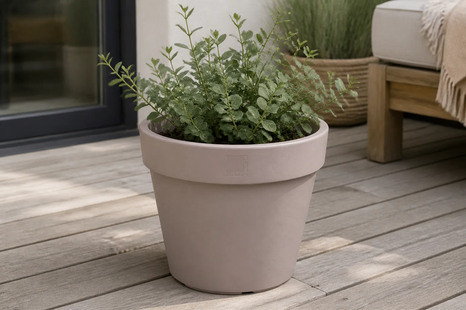 Sfeerfoto van Nampook Bloempot EK Rond 20x20x18 cm Taupe – bruin