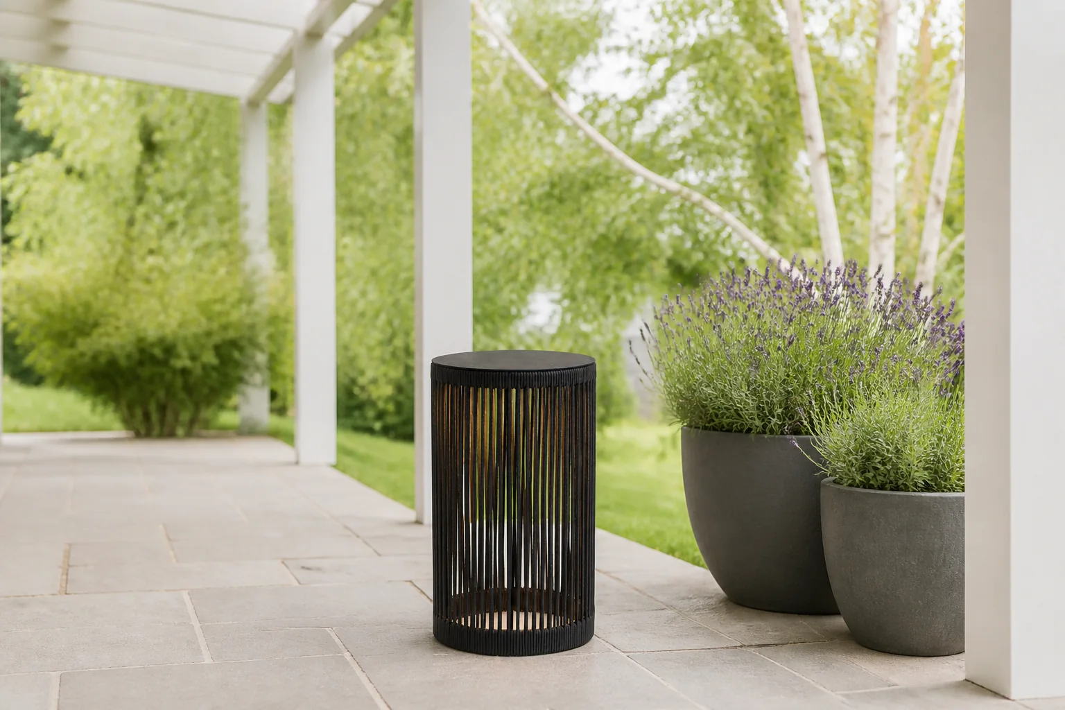 Sfeerfoto van Lucide PINGI Oplaadbare Vloerlamp Binnen/Buiten Accu – Zwart