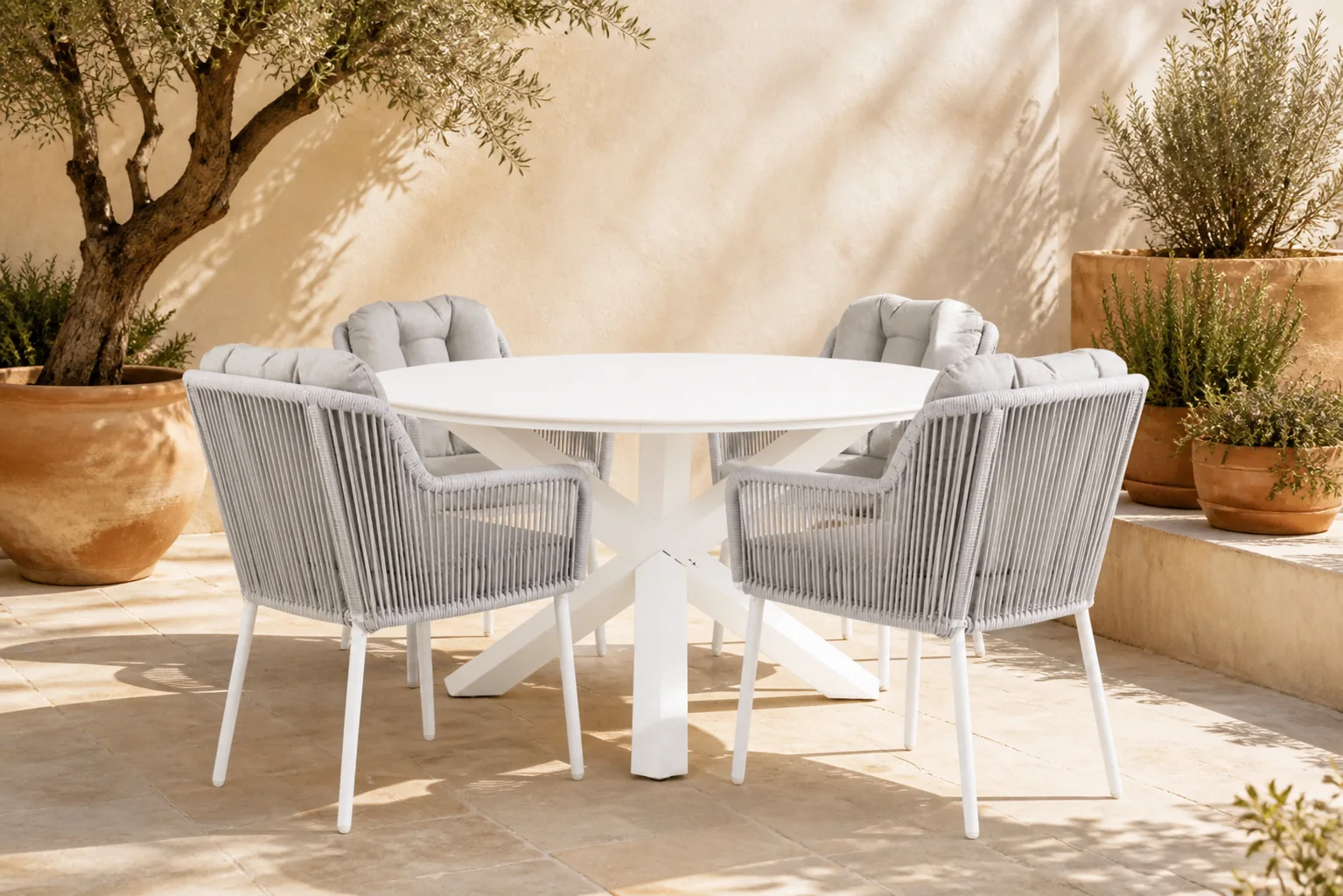 Sfeerfoto van Santika Furniture Tendenza/Orino 130 cm dining tuinset 5-delig – Wit