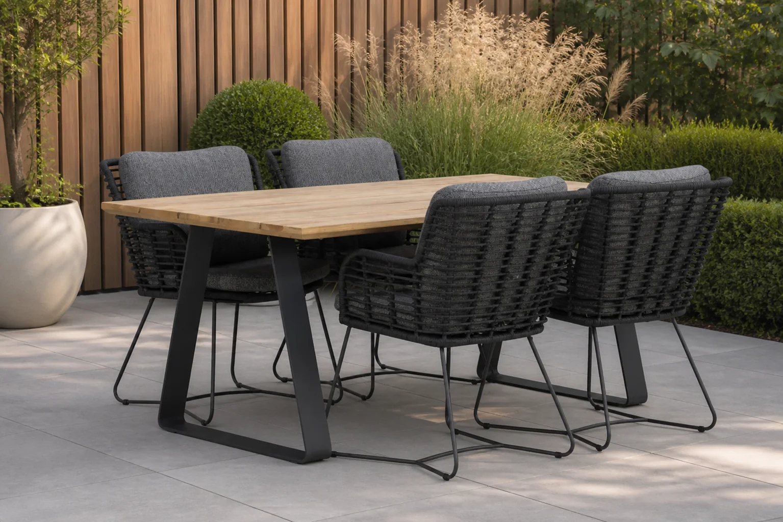 Sfeerfoto van 4 Seasons Outdoor Fabrice/Palta 180 cm dining tuinset 5-delig – Grijs-antraciet