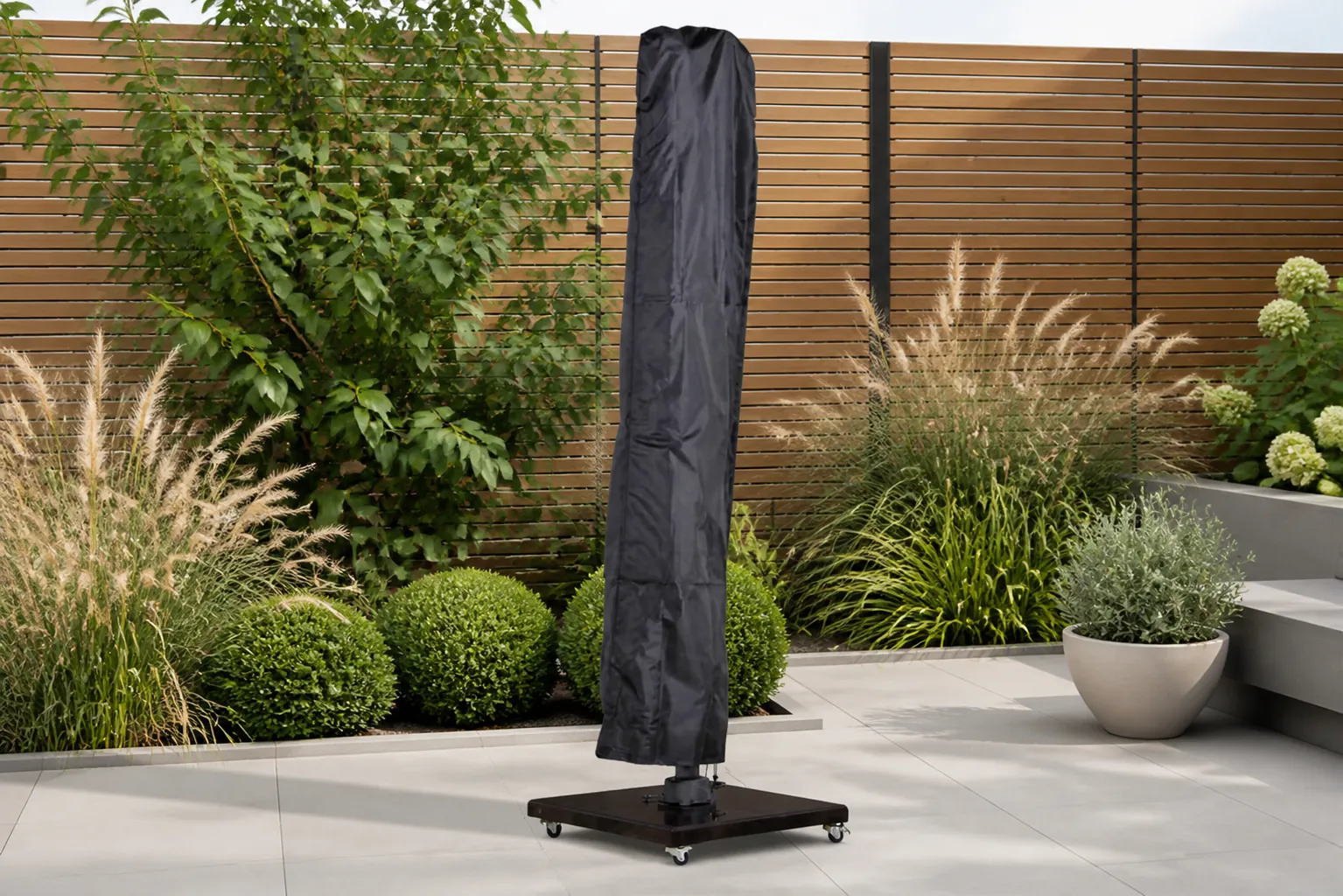 Sfeerfoto van Outdoor Cover universele zweefparasolhoes – Grijs-antraciet