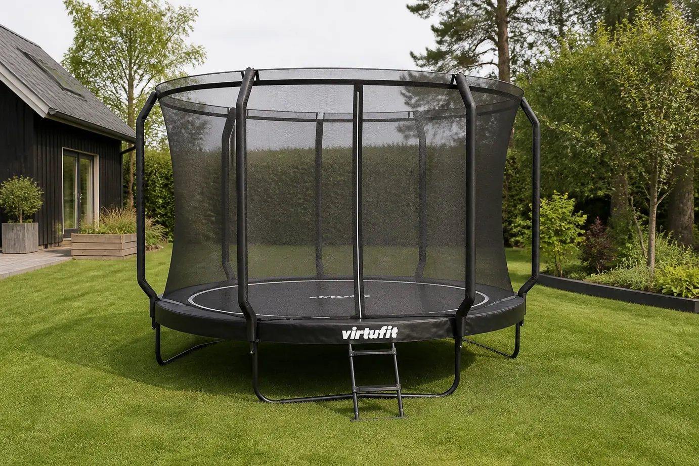 Sfeerfoto van Virtufit Trampoline incl veiligheidsnet 366×366 cm – Zwart