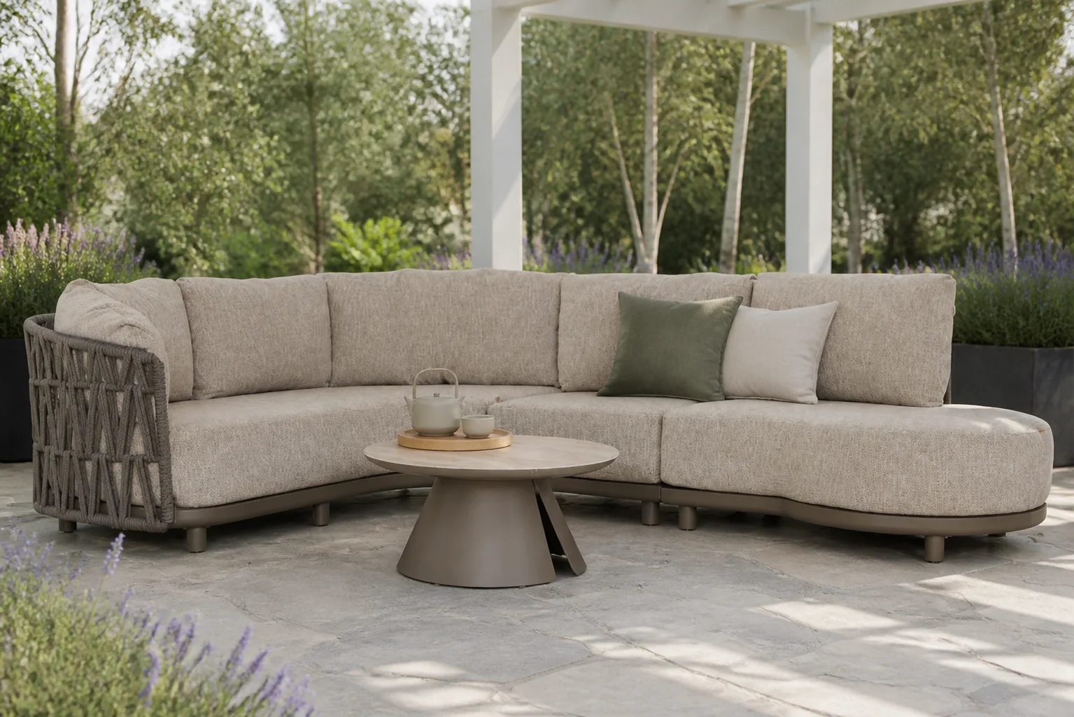 Sfeerfoto van Santika Furniture Cayora organisch loungeset 4-delig – Taupe-naturel-bruin