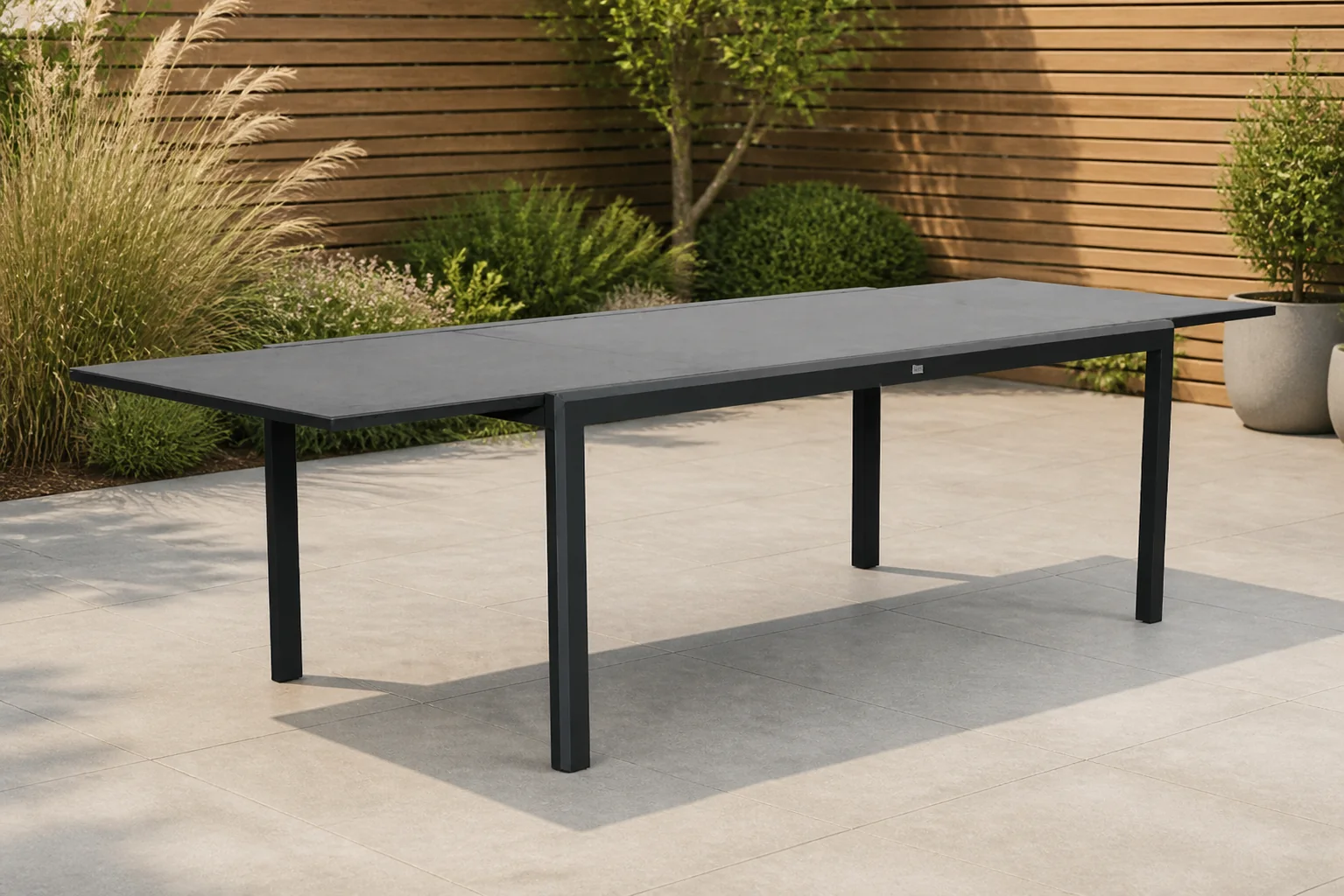 Sfeerfoto van Presto Tivario dining tuintafel uitschuifbaar 200/300×97 cm – Grijs-antraciet