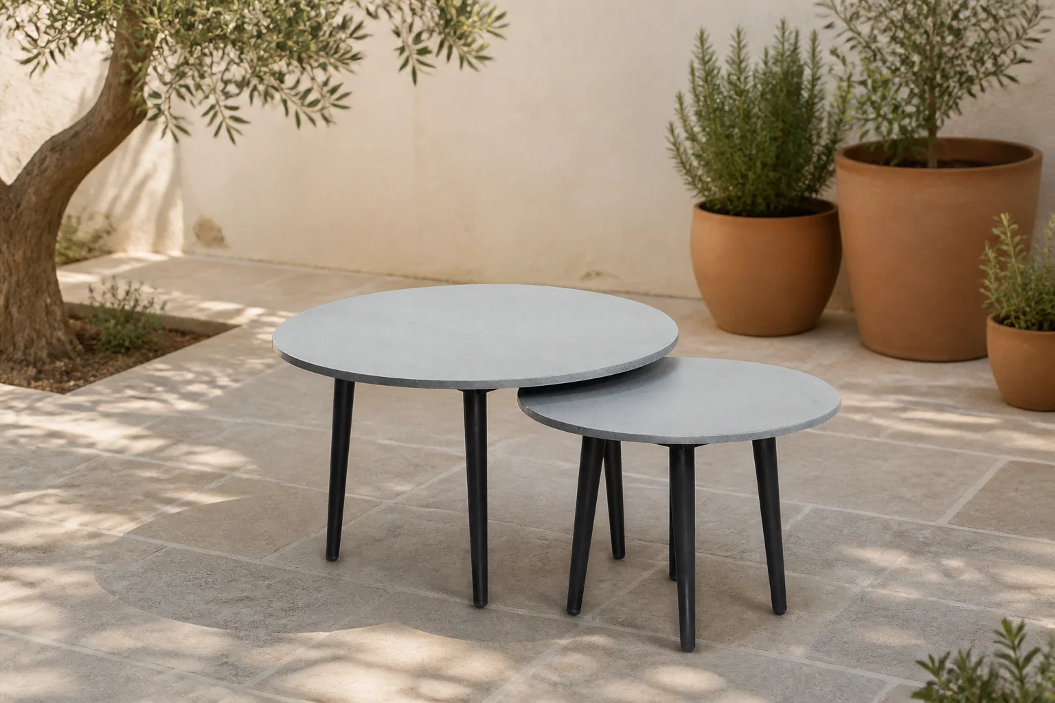 Sfeerfoto van BUITEN living Palermo koffietafel set van 2 | aluminium + betonlook