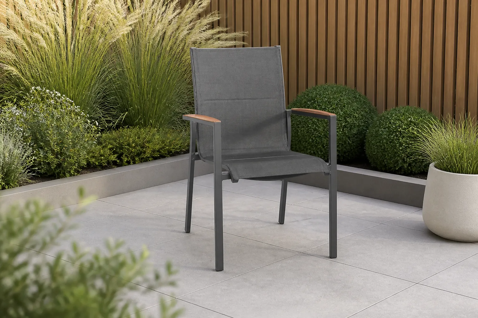 Sfeerfoto van Tierra outdoor Foxx Stockable stoel Antraciet Teak – grijs