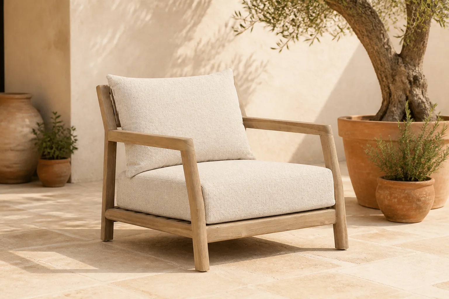 Sfeerfoto van Santika Furniture Suka lounge tuinstoel – Old teak greywash