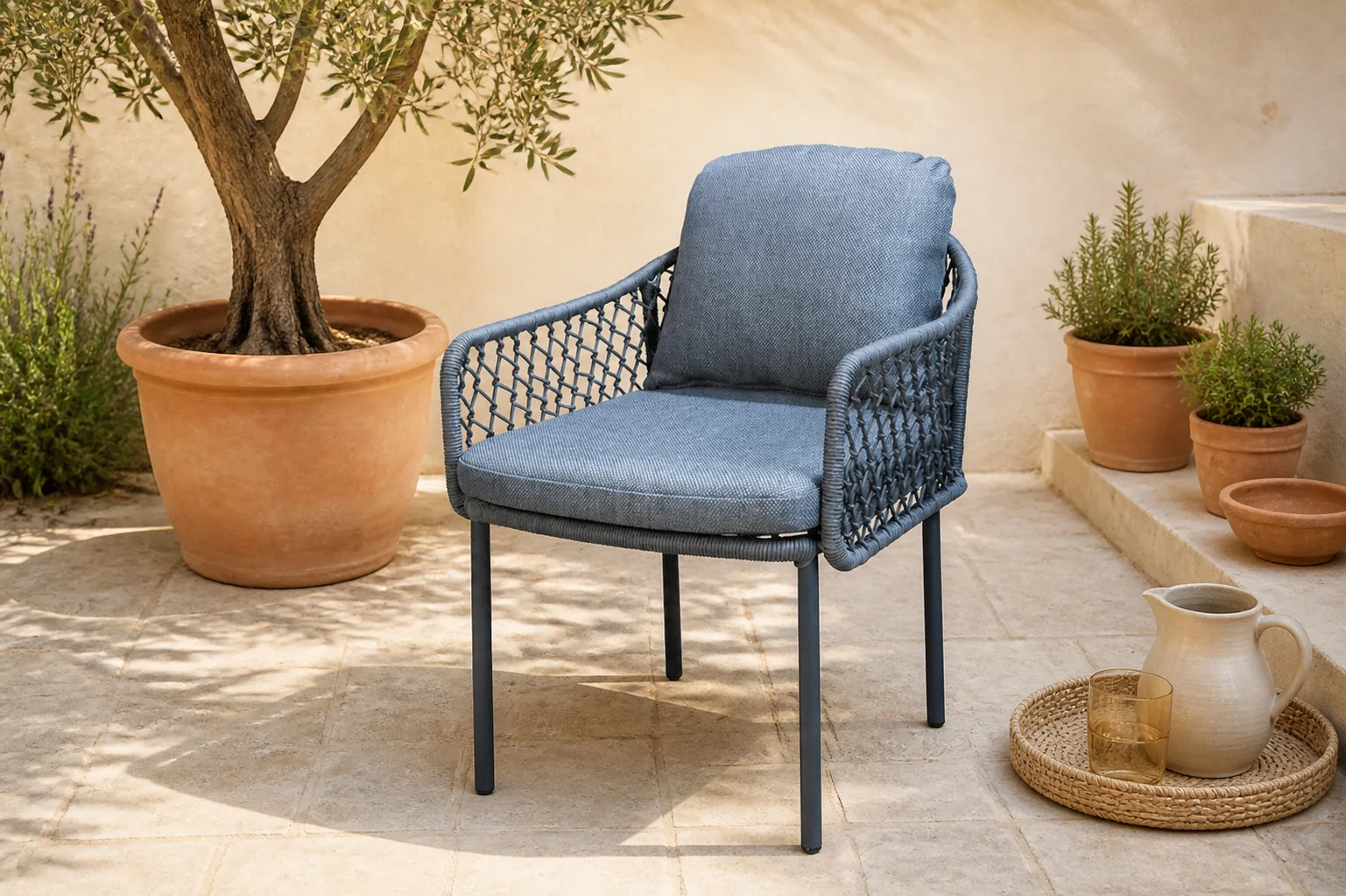 Sfeerfoto van Yoi Rocha dining chair aluminium dark grey/rope dark grey/mixed grey AW – grijs