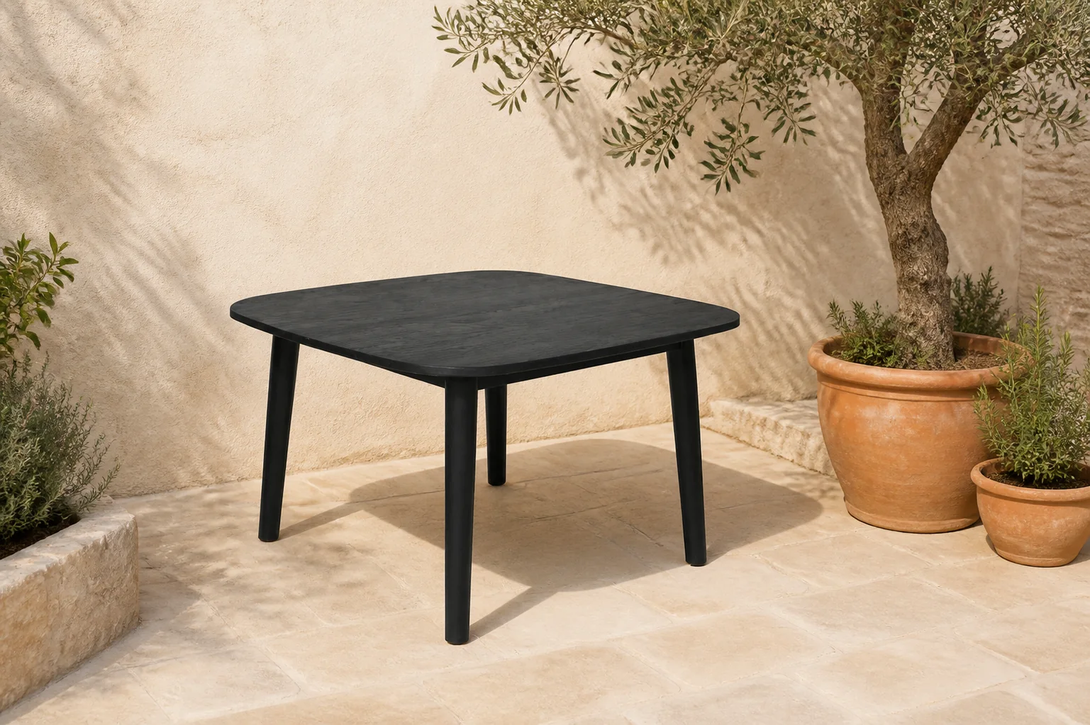 Sfeerfoto van Max luuk Lennon tafel 120x120x76 cm teak charcoal finish Max&Luuk – hout