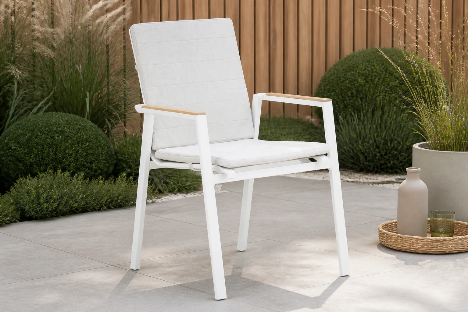 Sfeerfoto van Lifestyle Garden Furniture Fiora dining tuinstoel met kussen – Wit