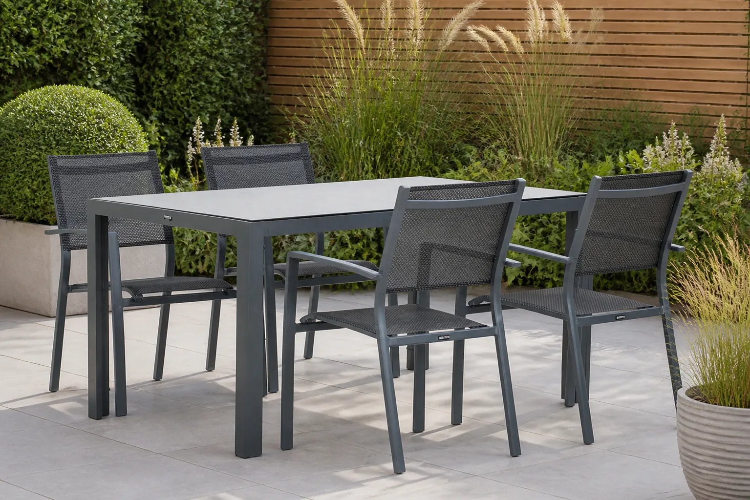 Sfeerfoto van Lifestyle Garden Furniture Sella/Venustas 150 cm dining tuinset 5-delig – Grijs-antraciet