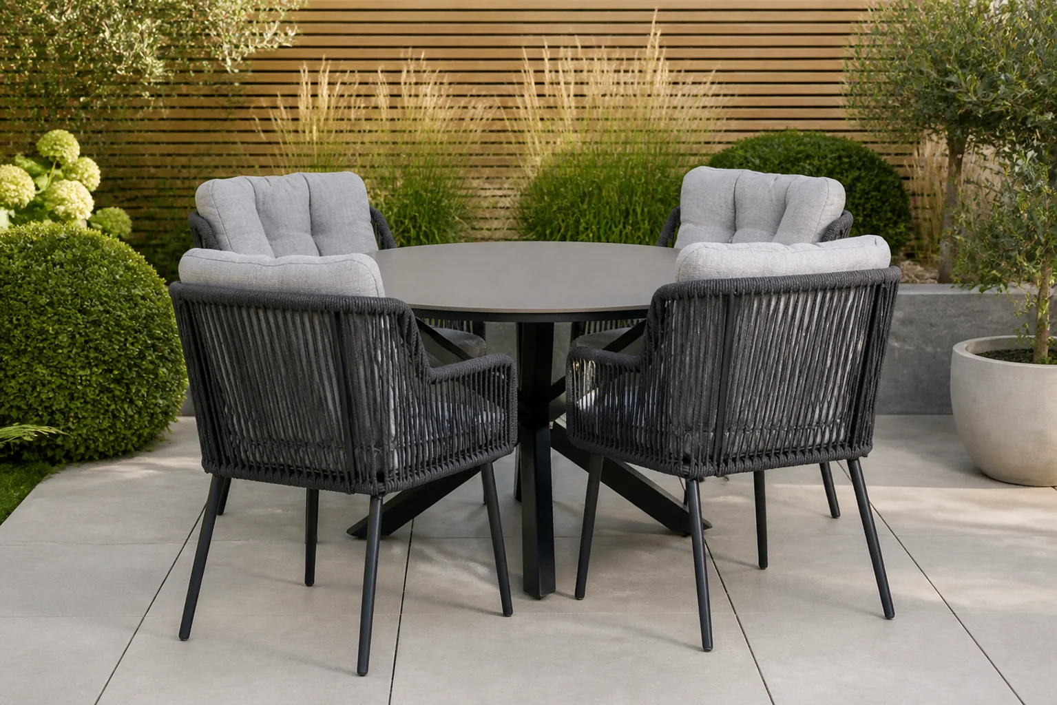 Sfeerfoto van Lifestyle Garden Furniture Tivoli/Xento 120 cm dining tuinset 5-delig – Grijs-antraciet