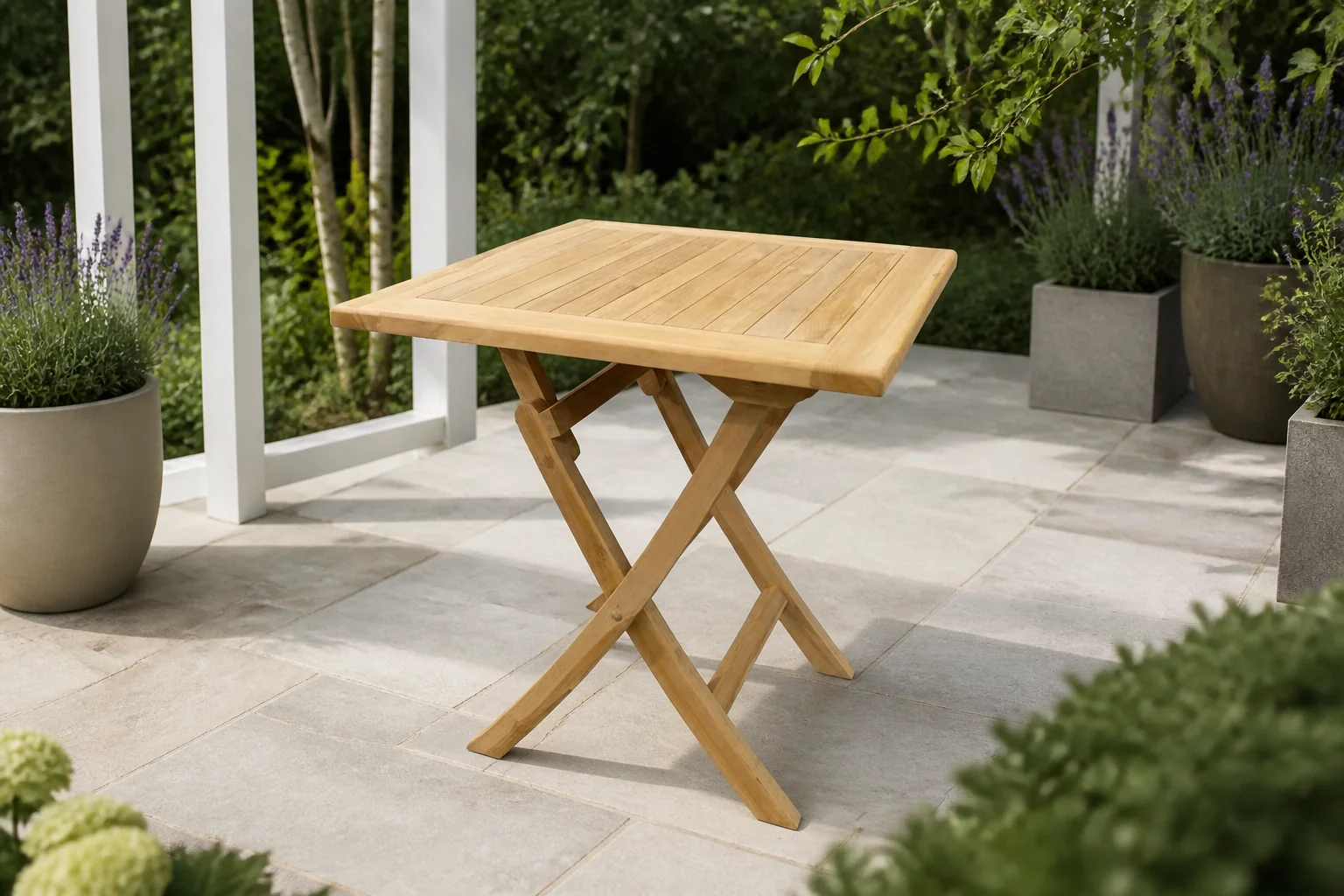 Sfeerfoto van Buitengewoon de boet Teak klaptafel 70x70x75 cm Buitengewoon Boet – bruin