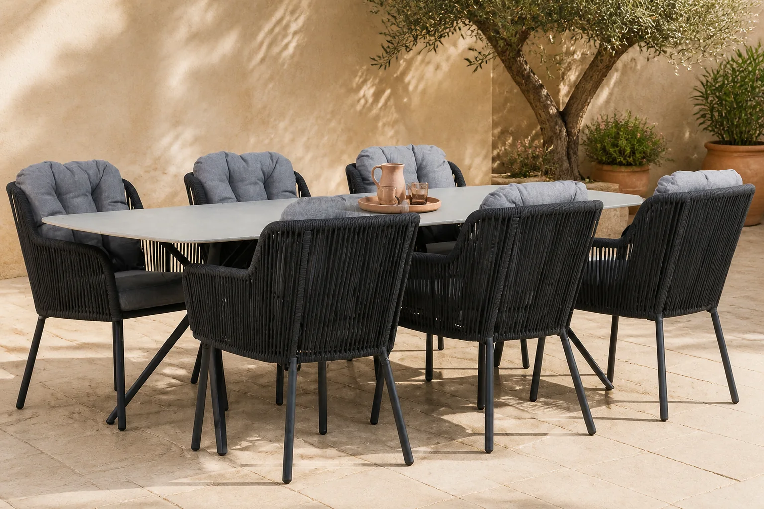 Sfeerfoto van Santika Furniture Tendenza/Valerio 240 cm dining tuinset 7-delig – Grijs-antraciet