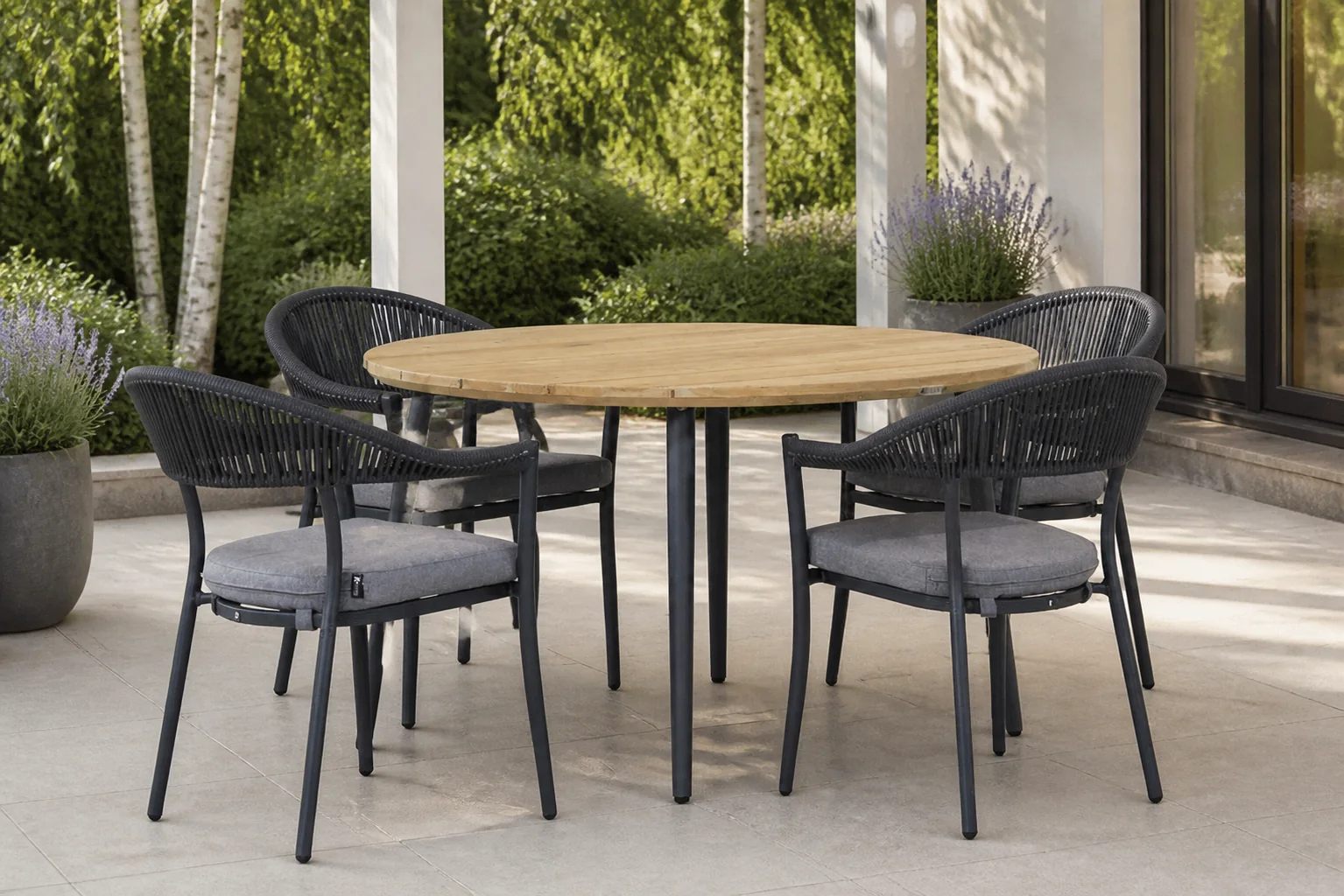 Sfeerfoto van Santika Furniture Vivian/Montana 130 cm rond dining tuinset 5-delig – Grijs-antraciet