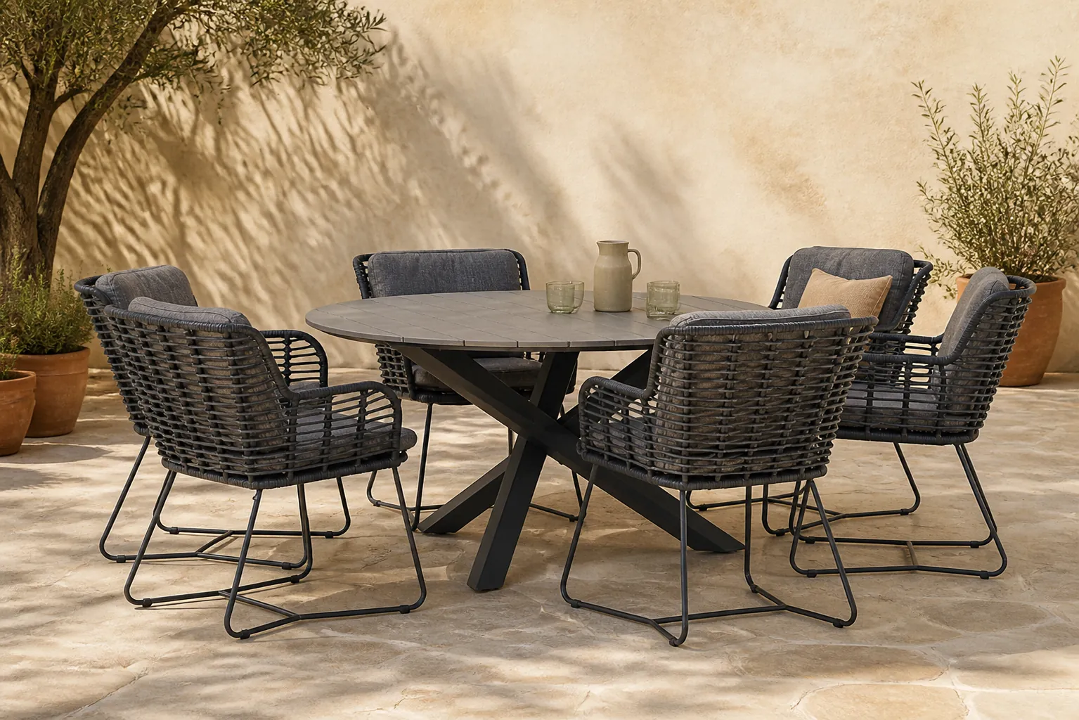 Sfeerfoto van 4 Seasons Outdoor Fabrice/Ancona 150 cm rond dining tuinset 7-delig – Grijs-antraciet