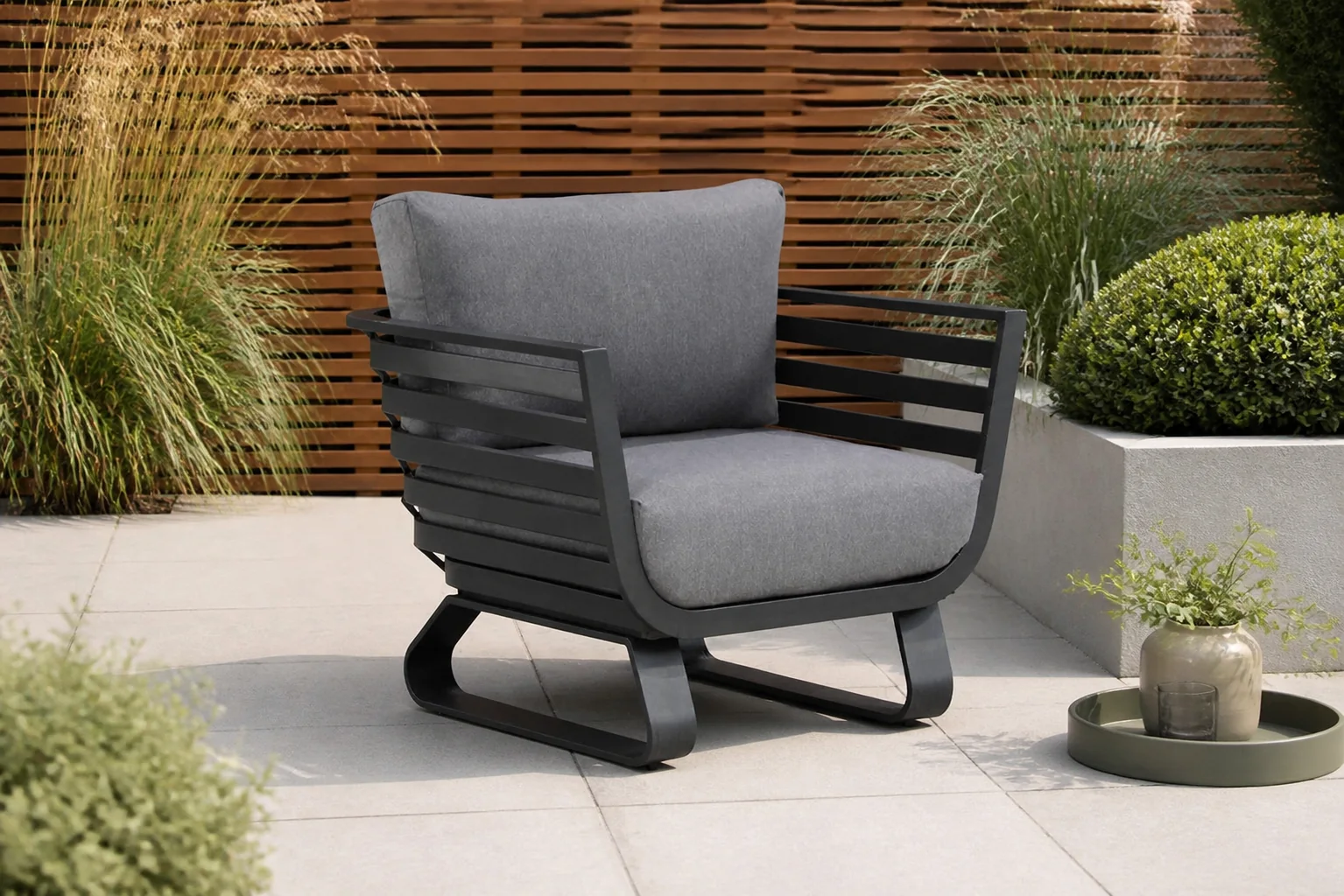 Sfeerfoto van Santika Furniture Sovita lounge tuinstoel – Grijs-antraciet