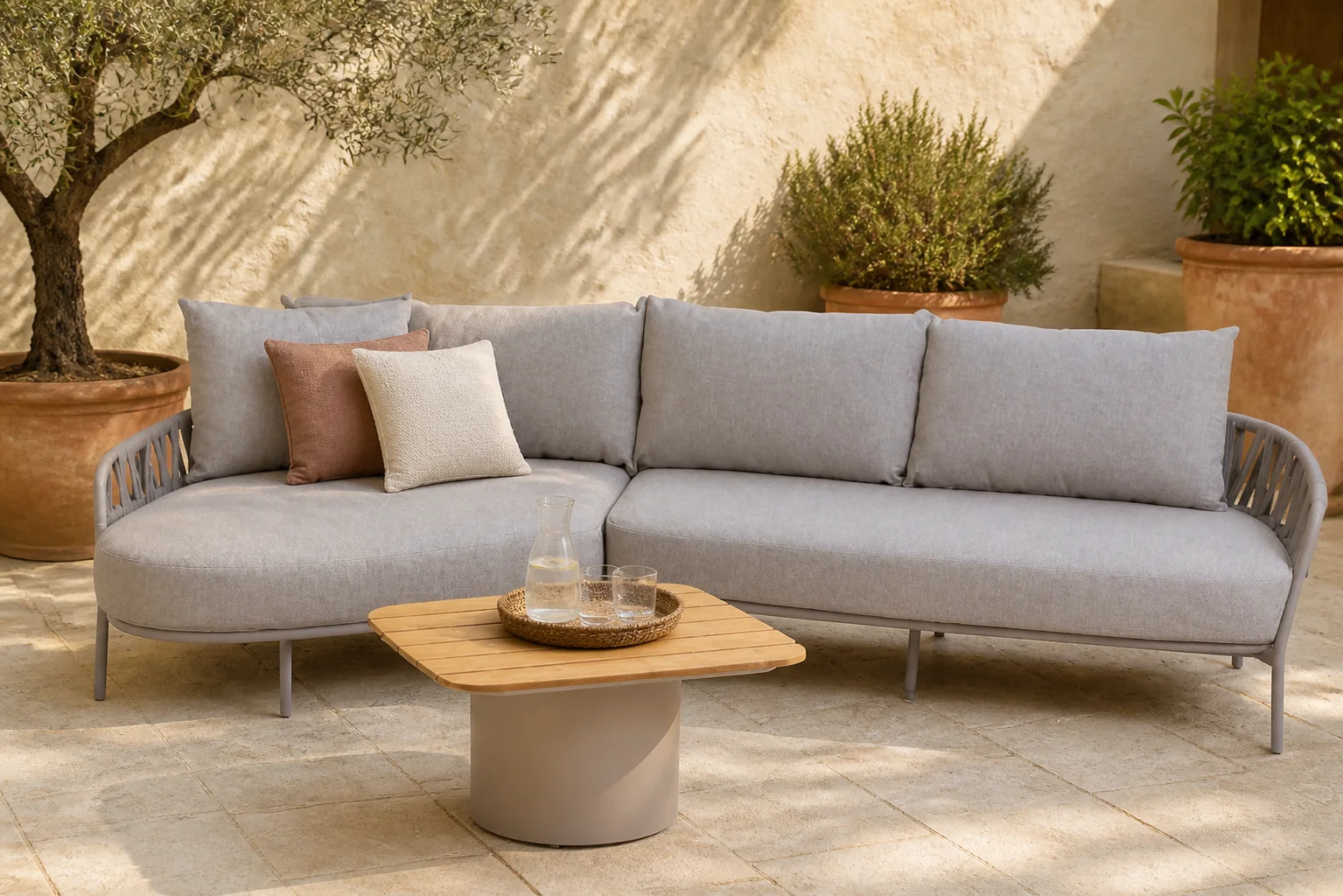 Sfeerfoto van 4 Seasons Outdoor Calma/Ronda 70×70 cm hoek loungeset 3-delig – Taupe-naturel-bruin