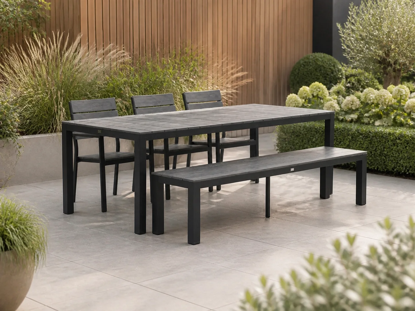 Sfeerfoto van Bellagio tuinmeubelen Fidenza 220cm dining tuinset met bank 5-delig stapelbaar – Zwart