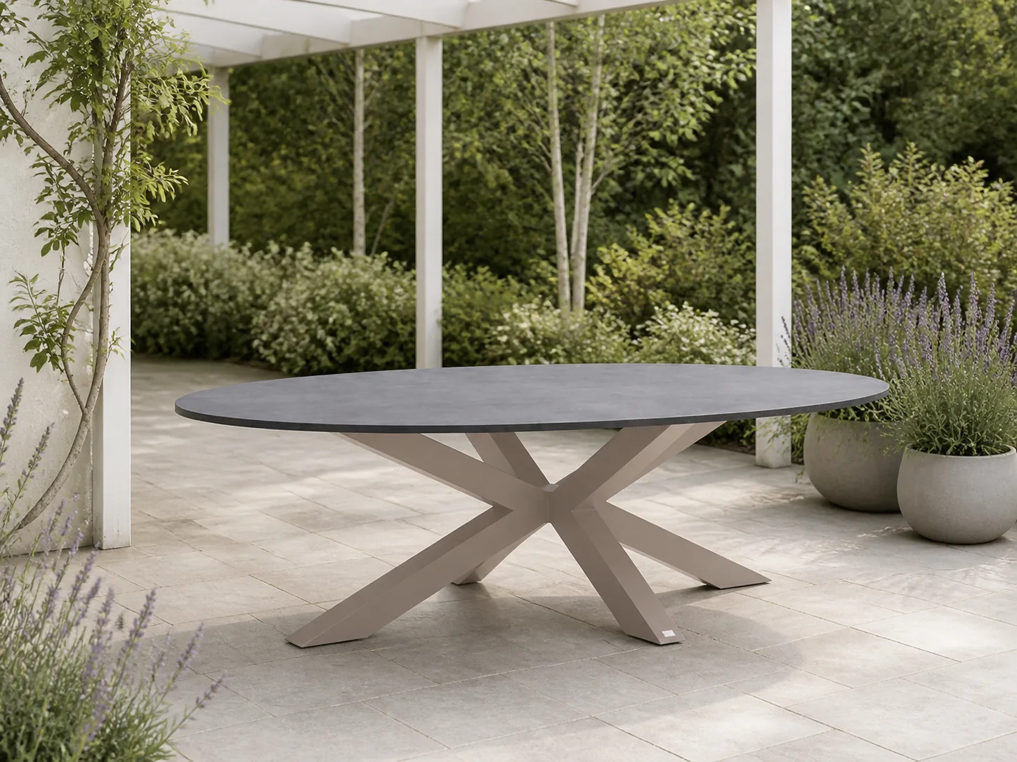 Sfeerfoto van Bellagio tuinmeubelen Induno Ellips low dining tuintafel 240x120cm – Grijs