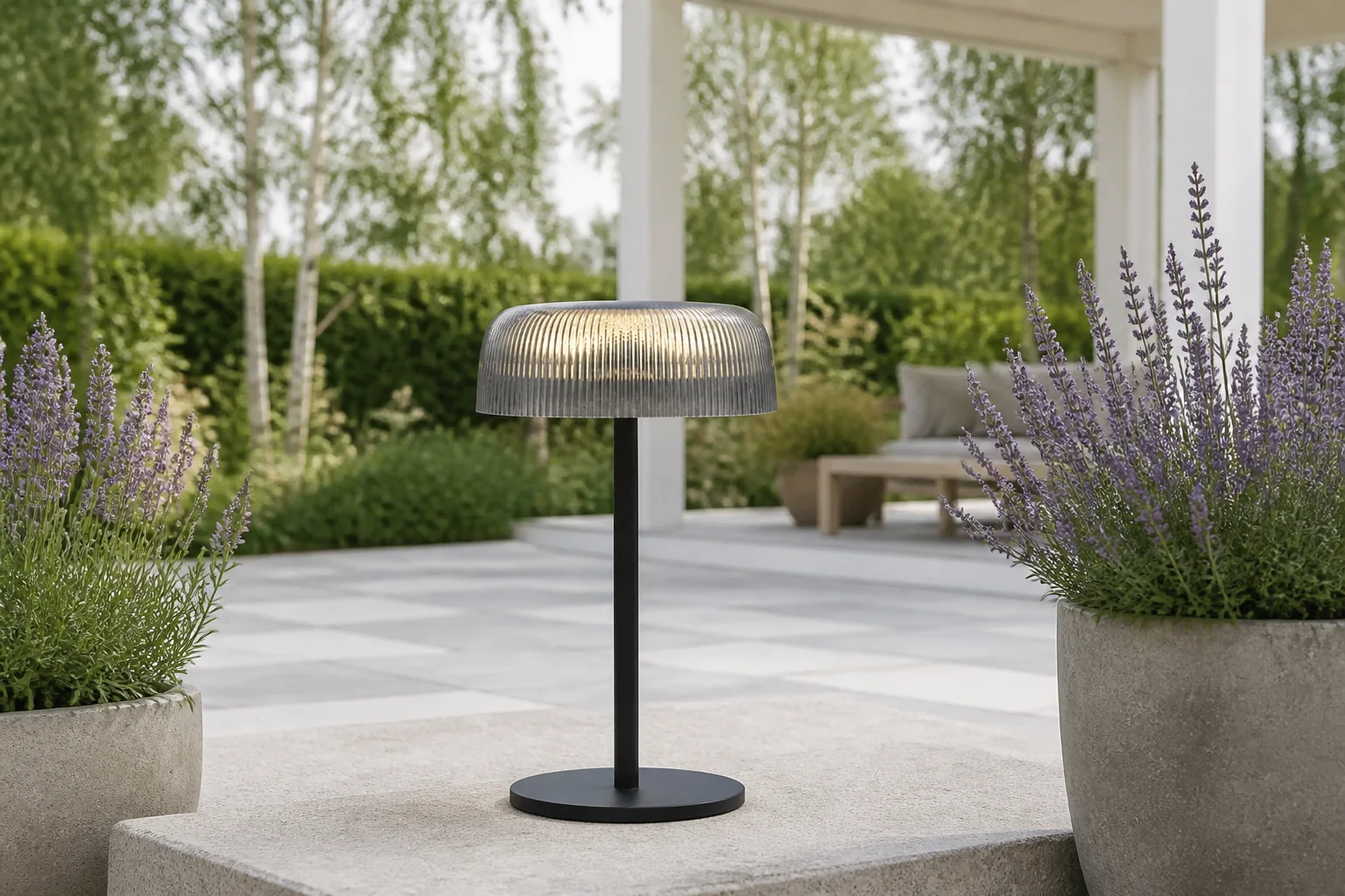 Sfeerfoto van Luxform tafellamp hybrid Yukon – grijs