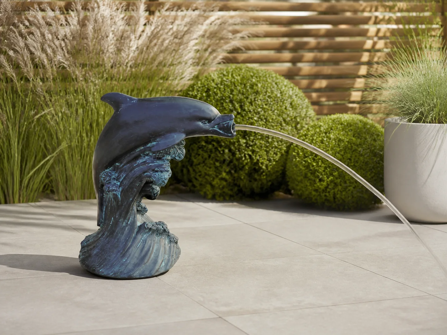 Sfeerfoto van Ubbink Spuitfiguur dolfijn – blauw