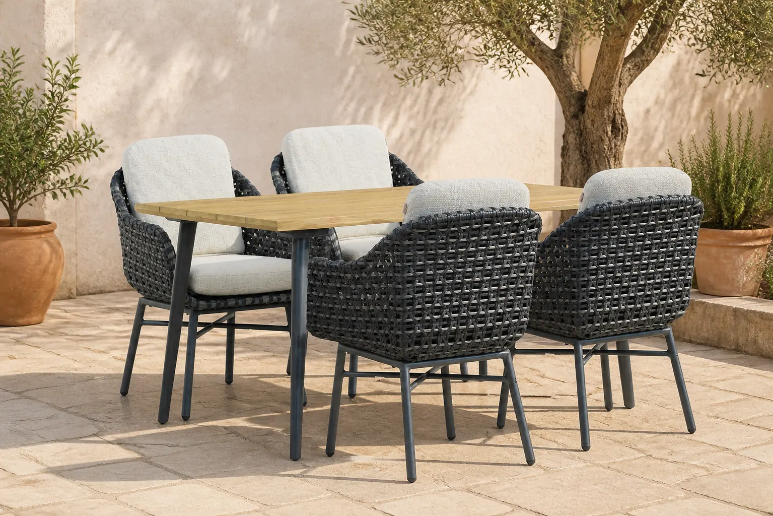 Sfeerfoto van Santika Furniture Yovan/Montana 180 cm dining tuinset 5-delig – Grijs-antraciet