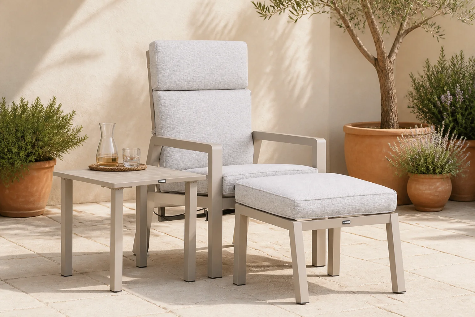 Sfeerfoto van Lifestyle Garden Furniture Albelli bistroset 3-delig – Taupe-naturel-bruin