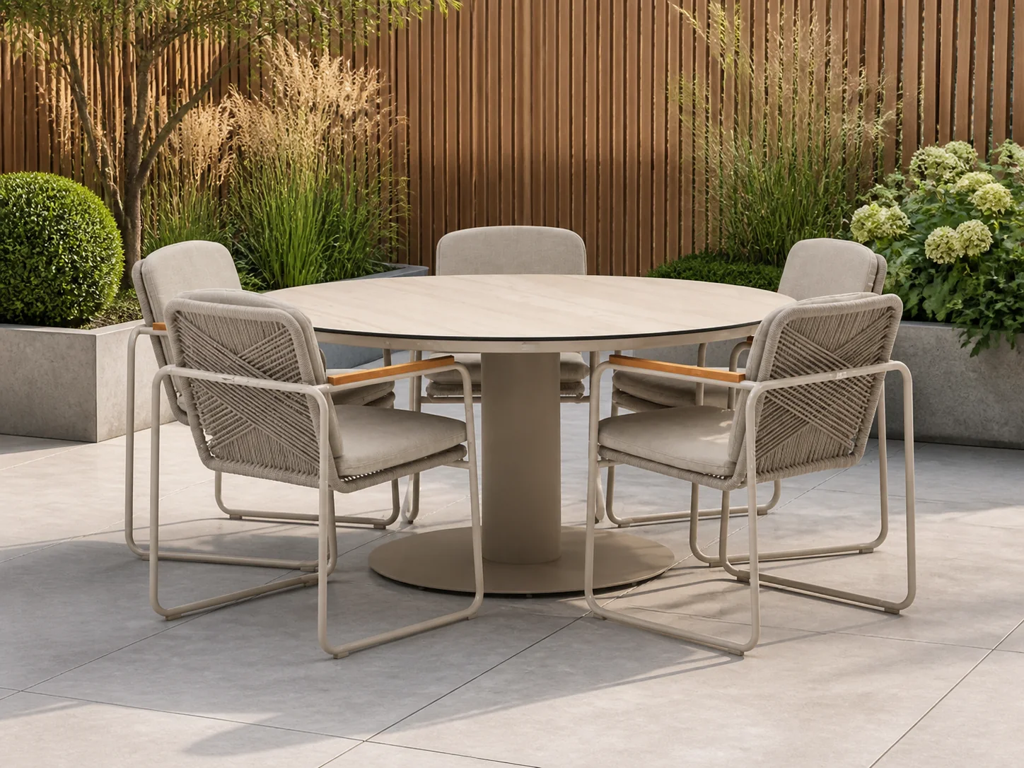 Sfeerfoto van Manifesto Furniture Bellagio Sordio/La Fonte ø 150cm dining tuinset 6-delig stapelbaar – Taupe