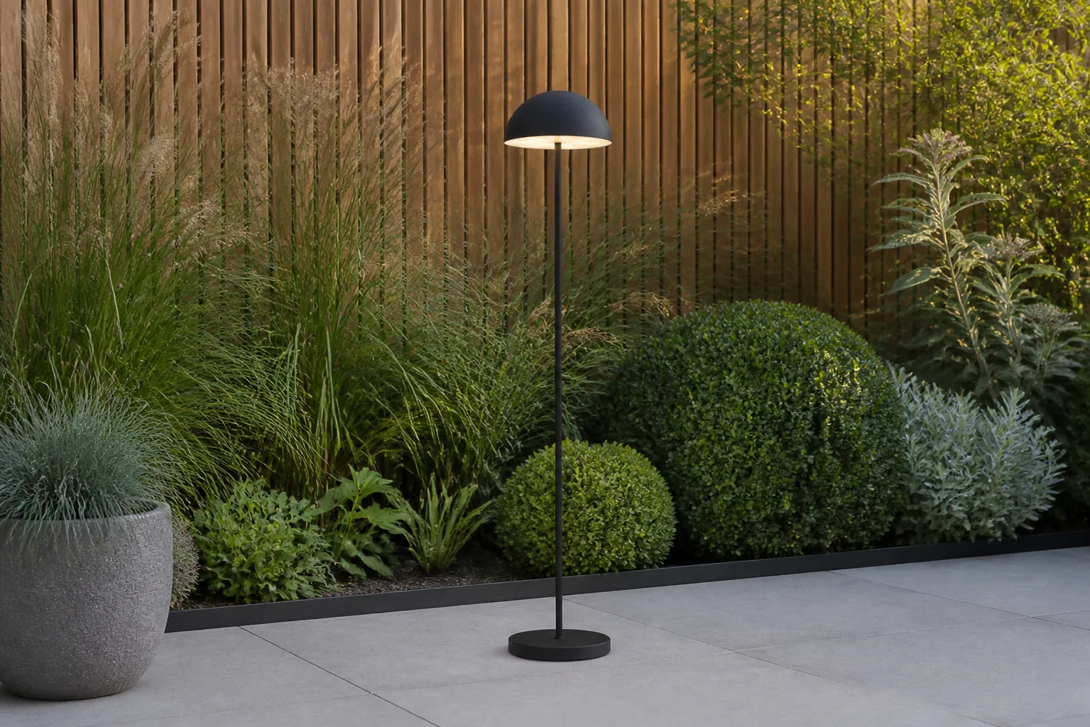 Sfeerfoto van Buiten vloerlamp mushroom zwart oplaadbaar 3-staps dimbaar Keira