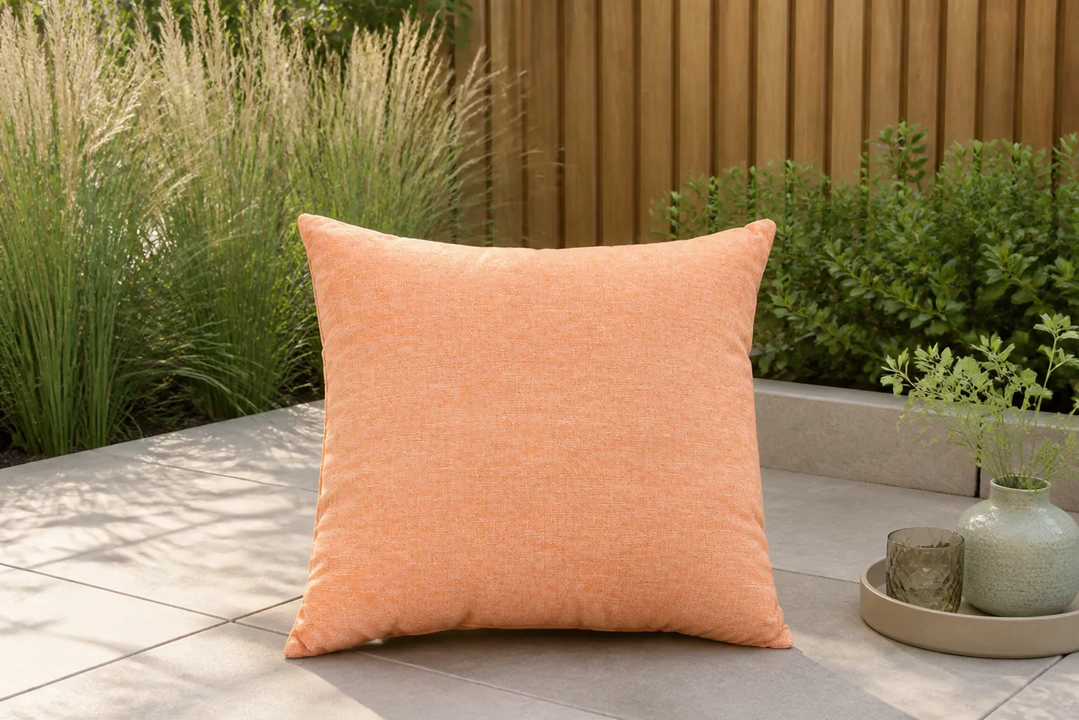 Sfeerfoto van Lifestyle Garden Furniture sierkussen Venao 102 45cm x 45cm – Oranje