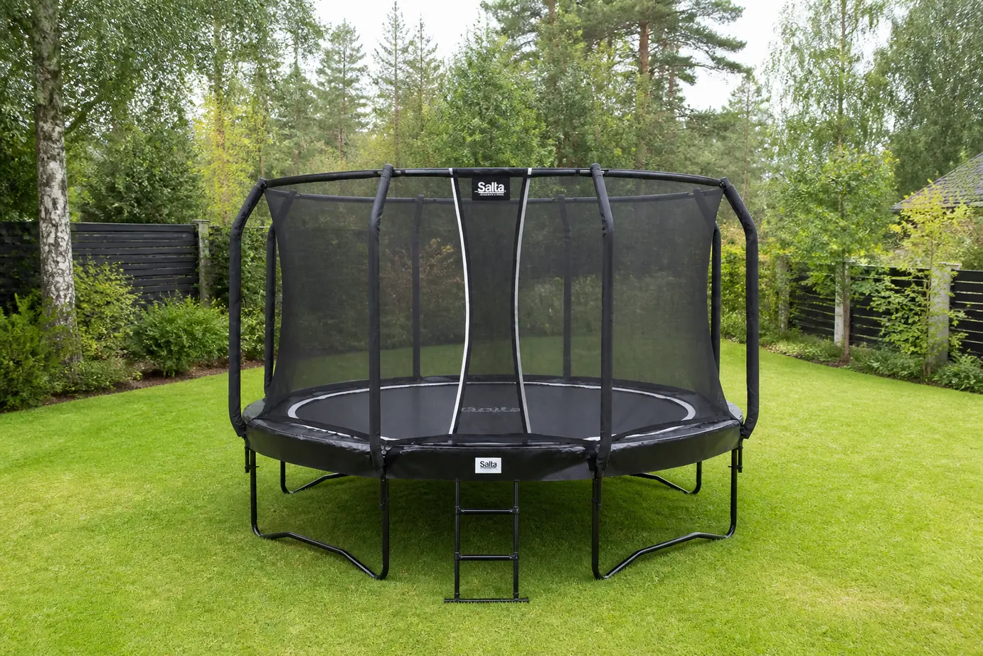 Sfeerfoto van Salta First Class trampoline 427×427 cm – Zwart
