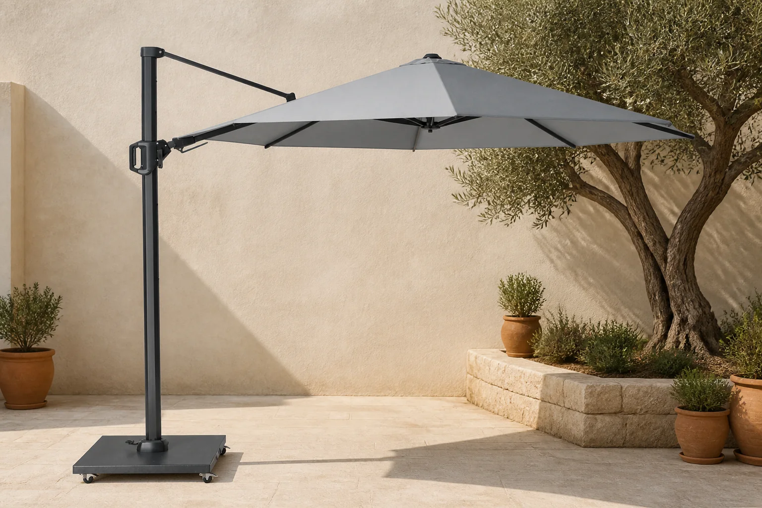 Sfeerfoto van Platinum Challenger T² zweefparasol | Ø350cm rond | Light Grey – Lichtgrijs