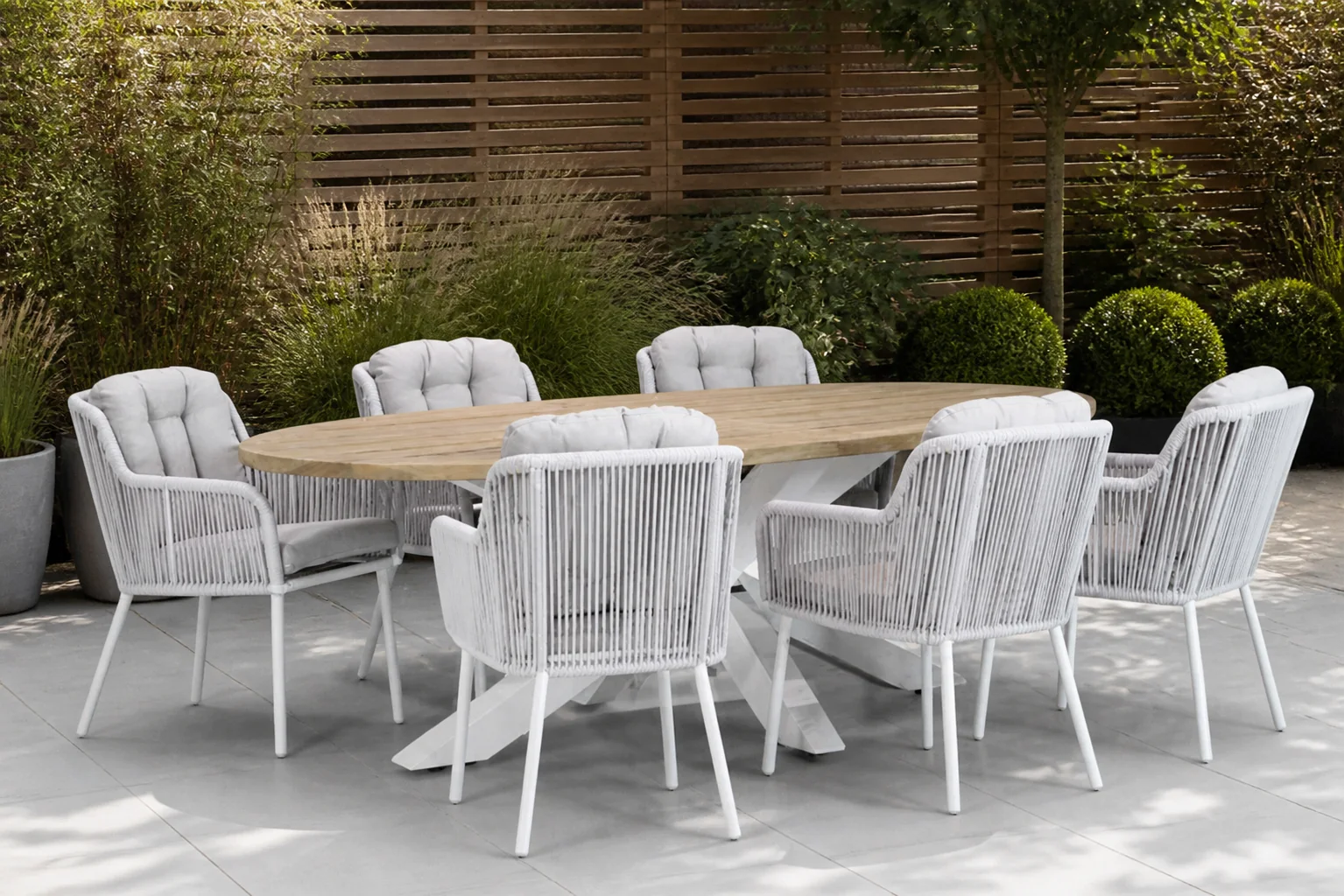Sfeerfoto van Santika Furniture Tendenza/Bradford 240 cm ovaal dining tuinset 7-delig – Wit