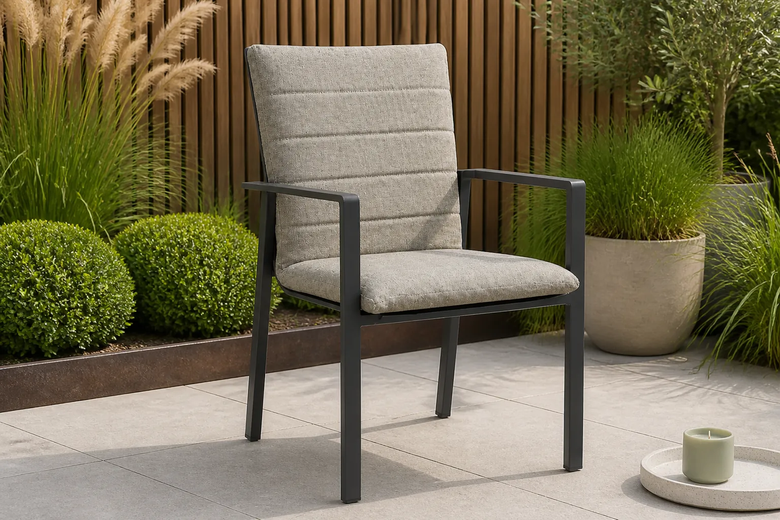 Sfeerfoto van Lifestyle Garden Furniture Timo dining tuinstoel antraciet/sandy – Grijs-antraciet