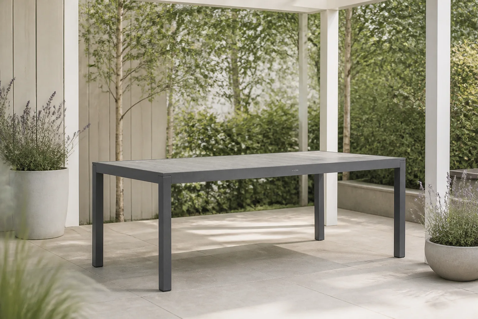 Sfeerfoto van Lifestyle Garden Furniture Residence dining tuintafel 220 x 94 cm – Grijs-antraciet