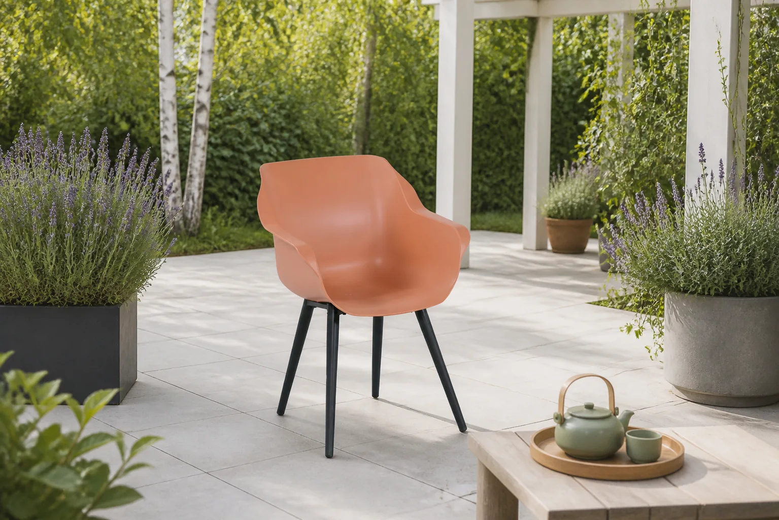 Sfeerfoto van Hartman Sophie studio dining tuinstoel italian terra 3 + 1 actie – Oranje