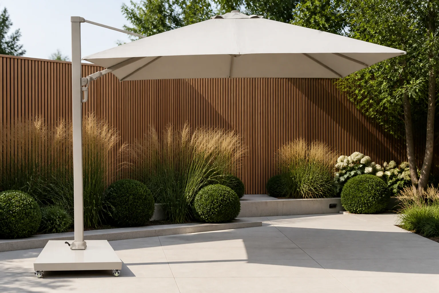 Sfeerfoto van Camello Luna zweefparasol 3x3m S2 Excellent (excl. voet) – Taupe-naturel-bruin