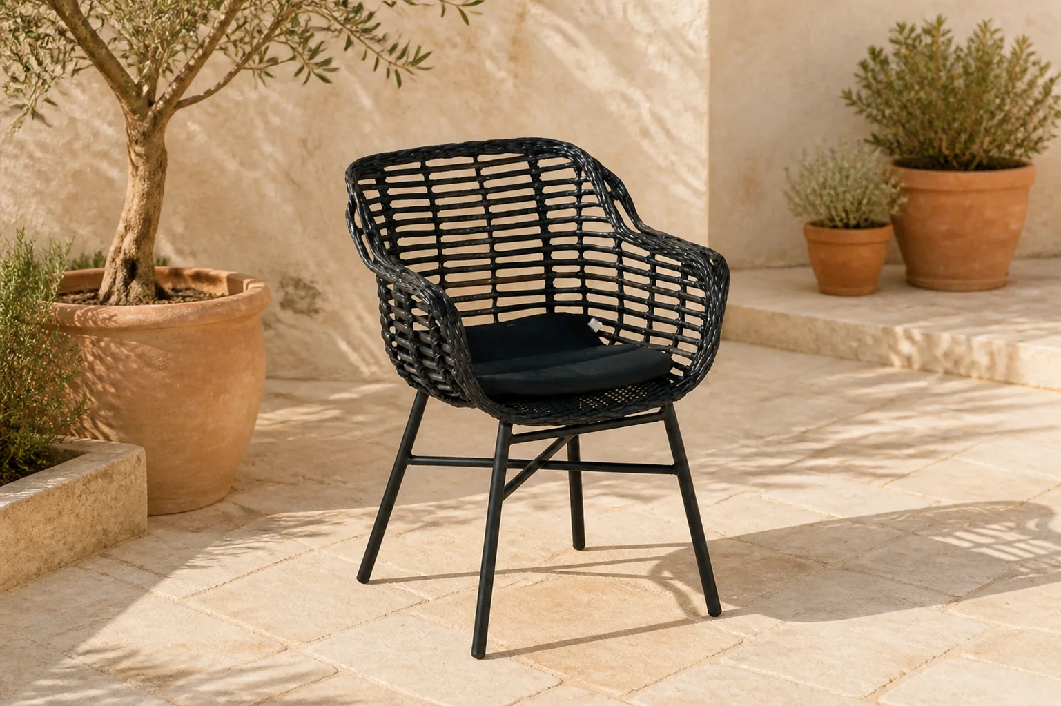 Sfeerfoto van Hartman Cecilia dining tuinstoel Puma Black – Zwart
