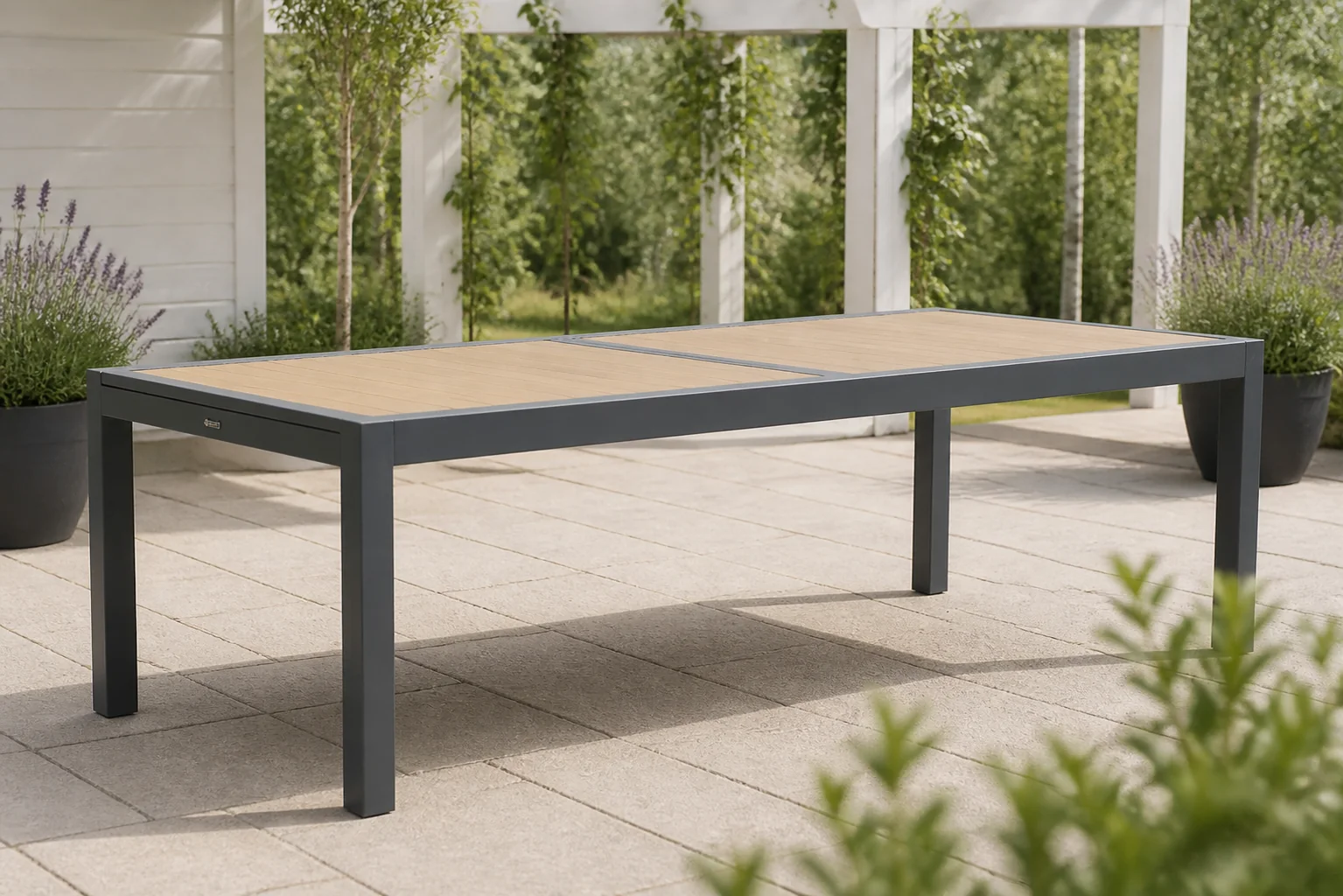 Sfeerfoto van Lifestyle Garden Furniture Rosarno dining tuintafel uitschuifbaar 214/273 x 100 cm – Grijs-antraciet