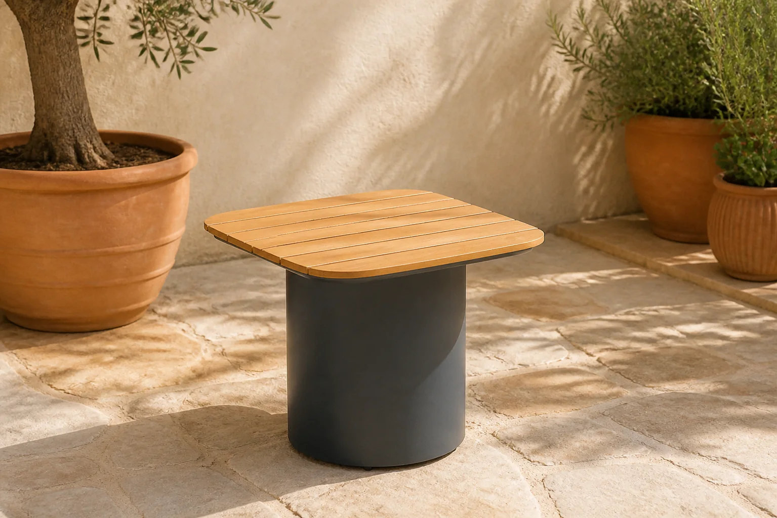 Sfeerfoto van Coco Ronda loungetafel 50 x 50 cm – Grijs-antraciet