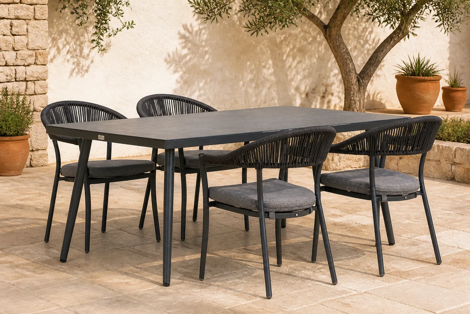 Sfeerfoto van Santika Furniture Vivian/Sophia 180 cm dining tuinset 5-delig – Grijs-antraciet