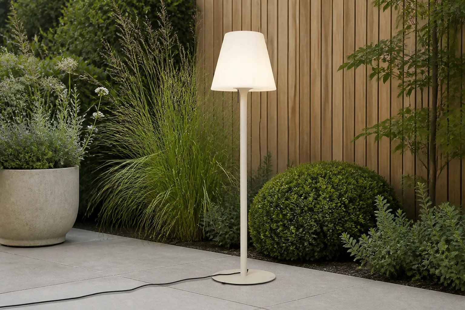 Sfeerfoto van Moderne buiten vloerlamp beige met witte kap IP44 Big Virginia – Zand/Beige