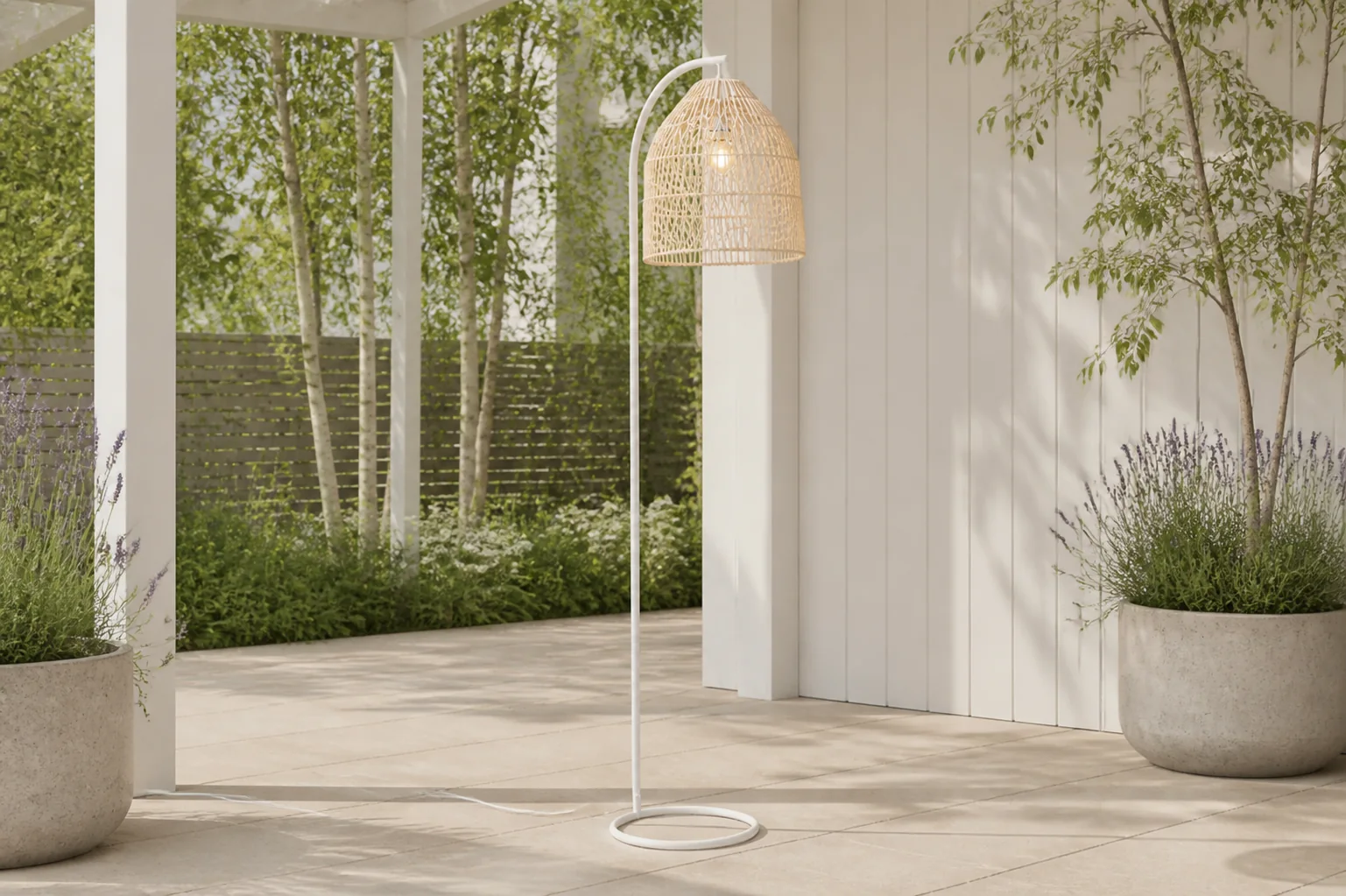 Sfeerfoto van Landelijke vloerlamp wit met rotan Sam