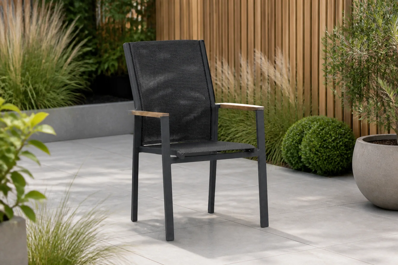 Sfeerfoto van Presto Ricadi dining tuinstoel stapelbaar met teak arm – Grijs-antraciet