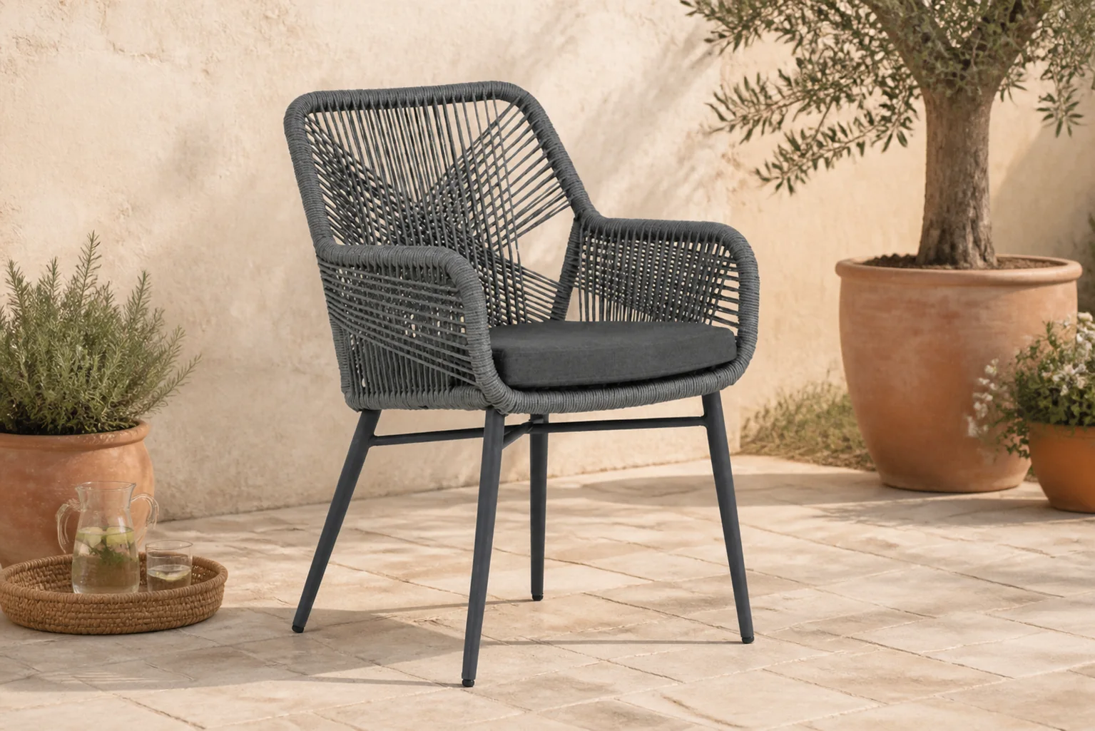 Sfeerfoto van Lifestyle Advance dining tuinstoel antraciet – Grijs-antraciet