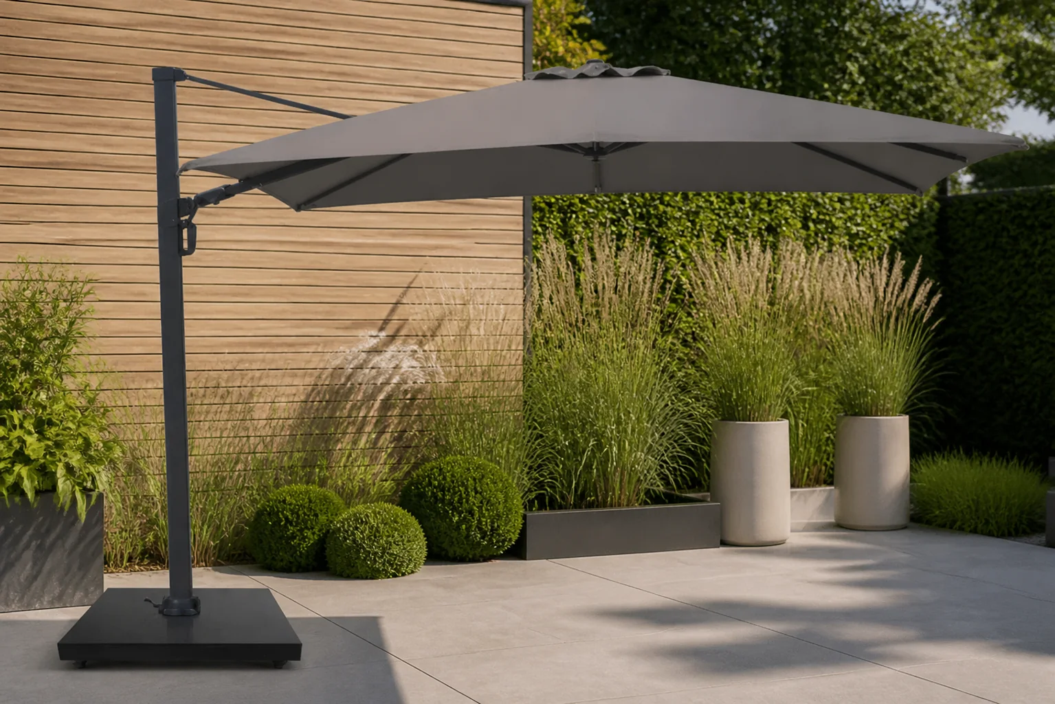Sfeerfoto van Camello Luna zweefparasol 2.6×3.5m Desert (excl. voet) – Grijs-antraciet
