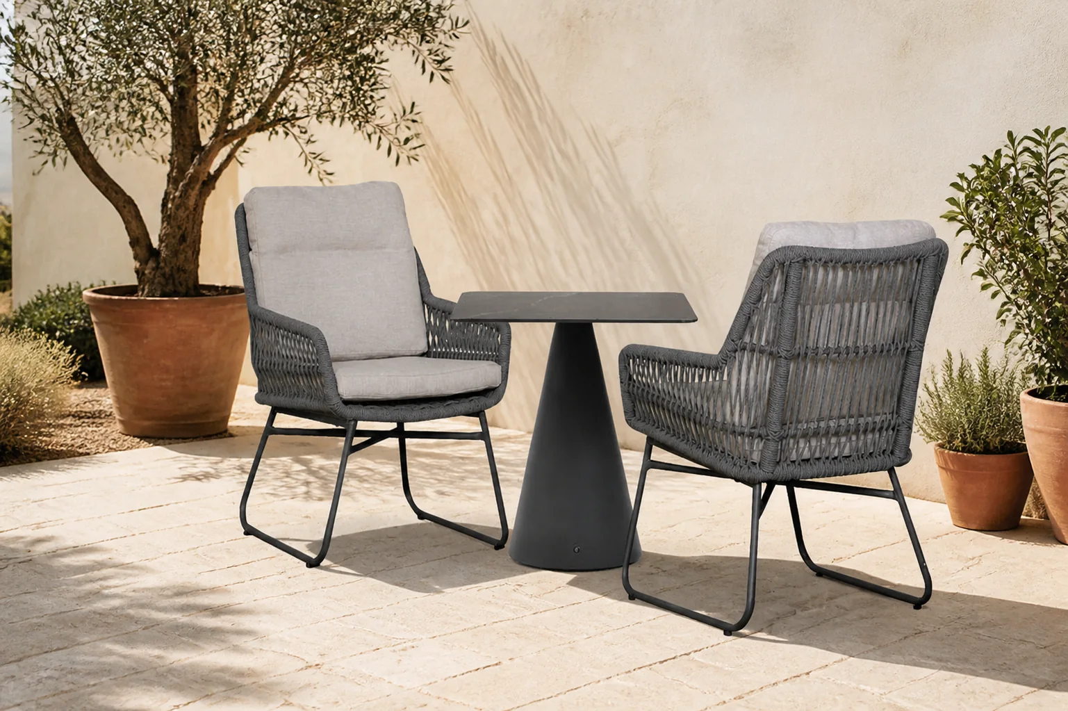 Sfeerfoto van Lifestyle Garden Furniture Vicente/Serino 70×70 cm dining tuinset 3-delig – Grijs-antraciet