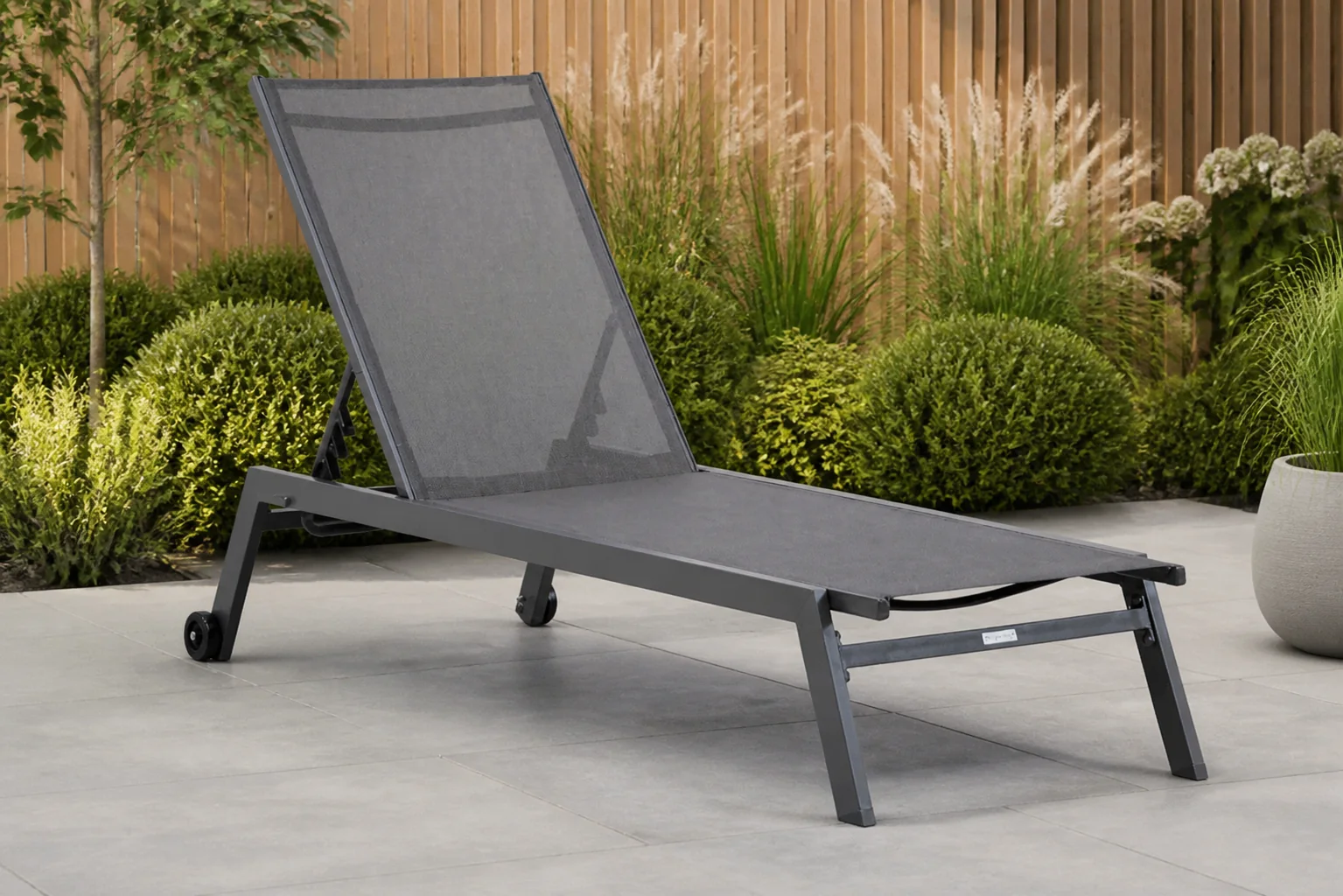 Sfeerfoto van Lifestyle Garden Furniture Ultimate ligbed met wiel – Grijs-antraciet